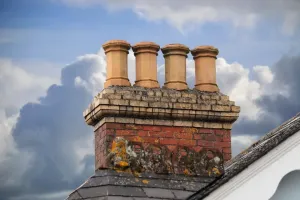 Czym system kominowy różni się od tradycyjnego komina z cegły?